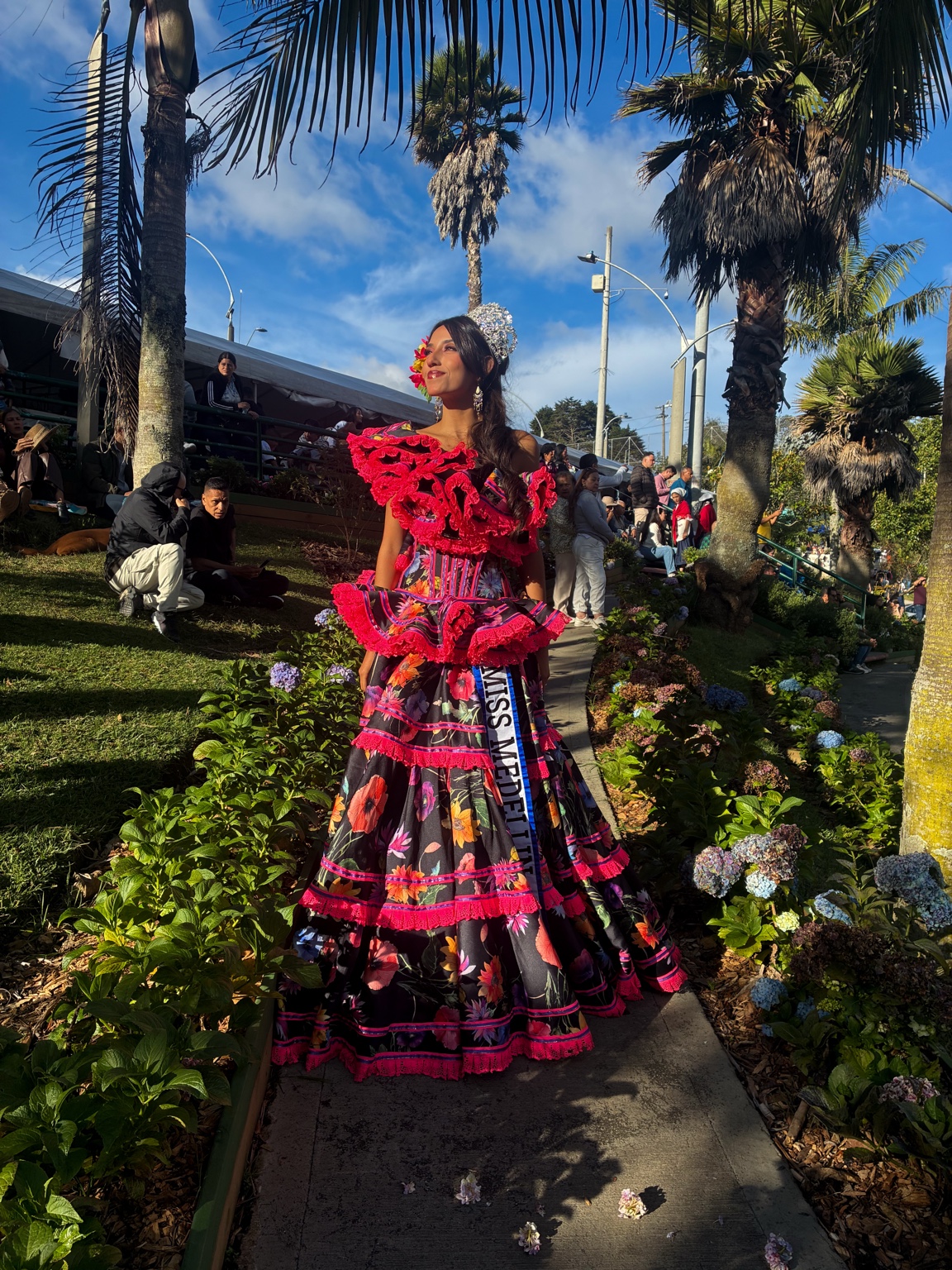Sofía en traje floral durante Feria de las Flores
